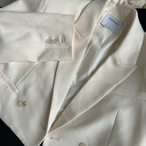 Chic White Cropped Blazer - Picture 6 of 6